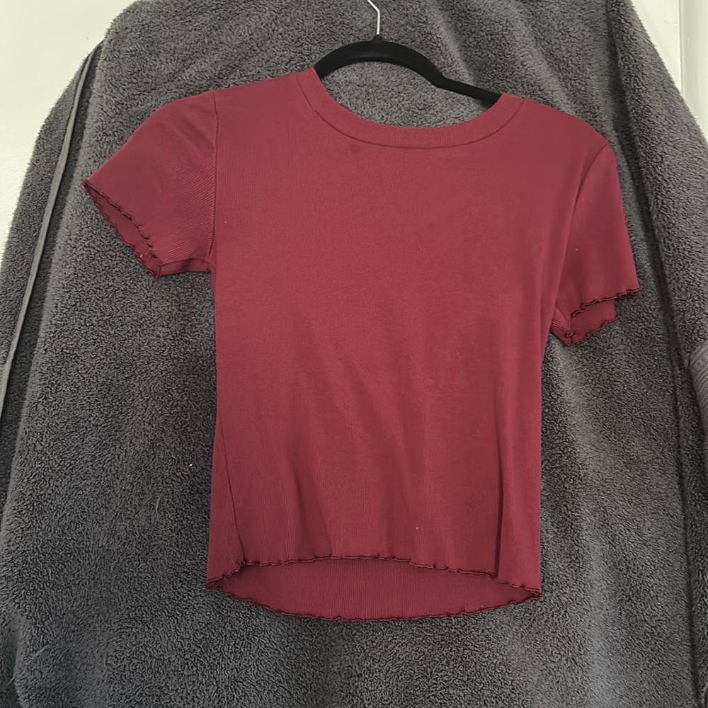 Medium, small ripples on the sleeves and the bottom of the shirt, burgundy color